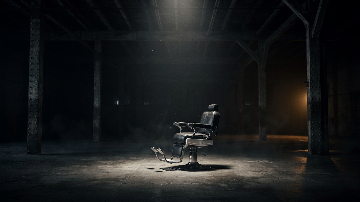 Fauteuil de barbier dans un atelier sombre – The Holy Barber