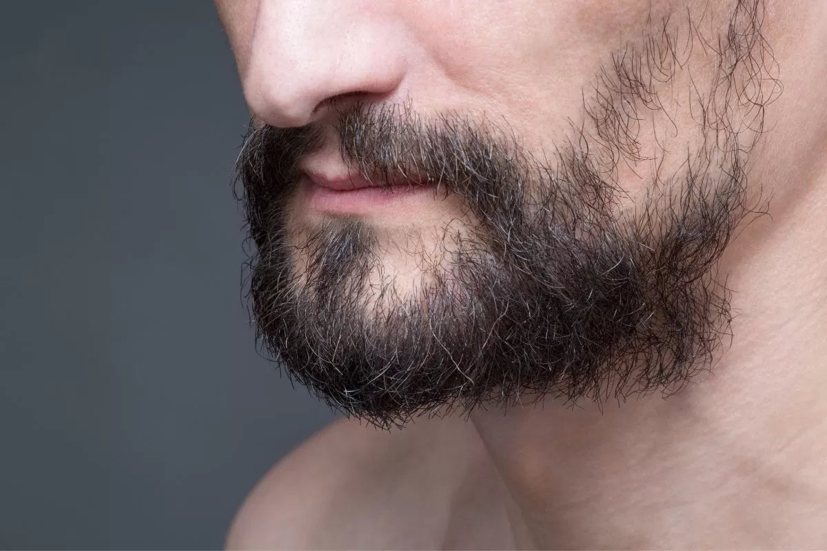 Combler les trous dans la barbe : quelles solutions ?