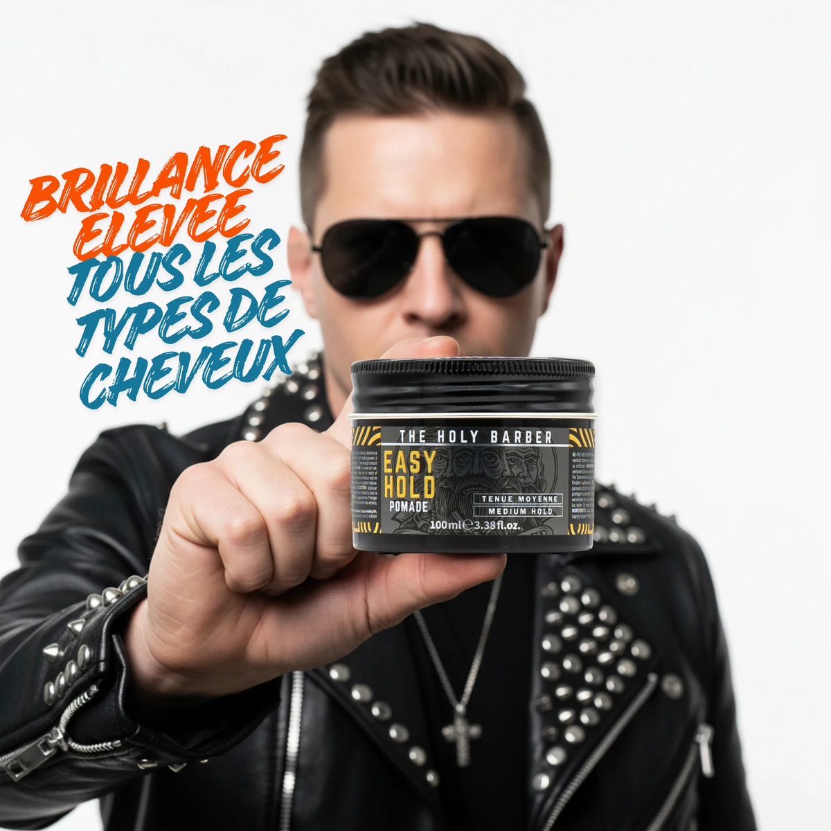 Homme présentant la cire Easy Hold The Holy Barber pour une coiffure brillante