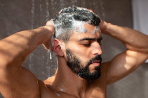 Comment retirer cire des cheveux ?