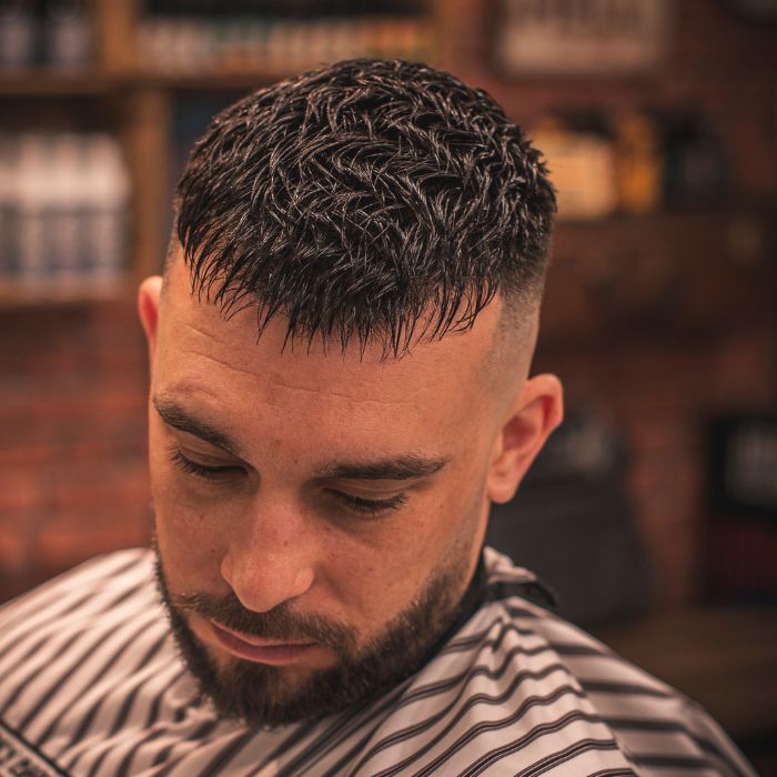 Coiffure avec la cire brillante